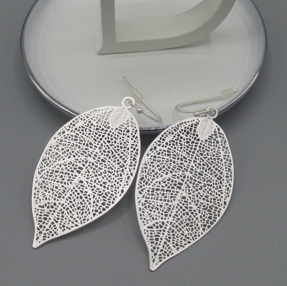 Rhodium leaf earrings - Picture 2 of 4